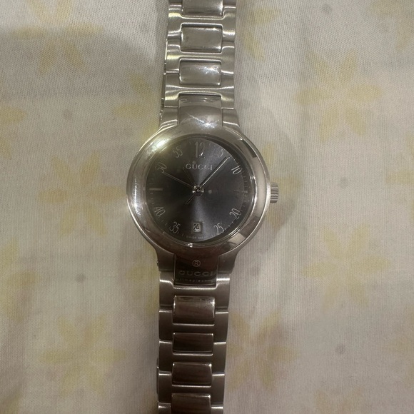 Gucci Black and Silver Timepiece - Picture 2 of 4